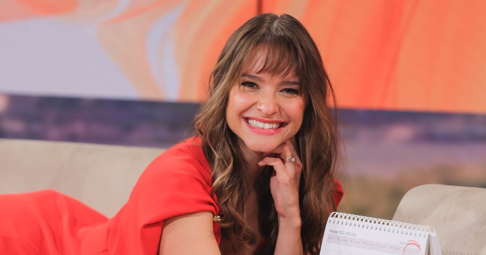 Julia Furdea liegt im Studio