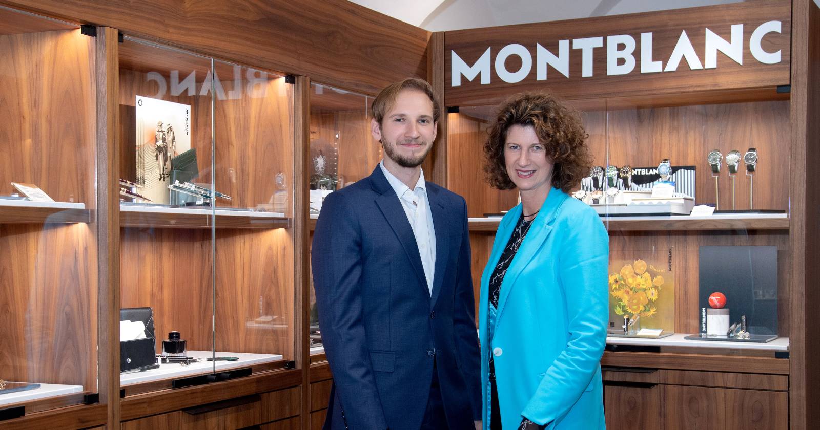 Die Juweliere Christa und Friedrich Heller stehen vor einer Montblanc-Vitrine voller Accessoires des Unternehmens