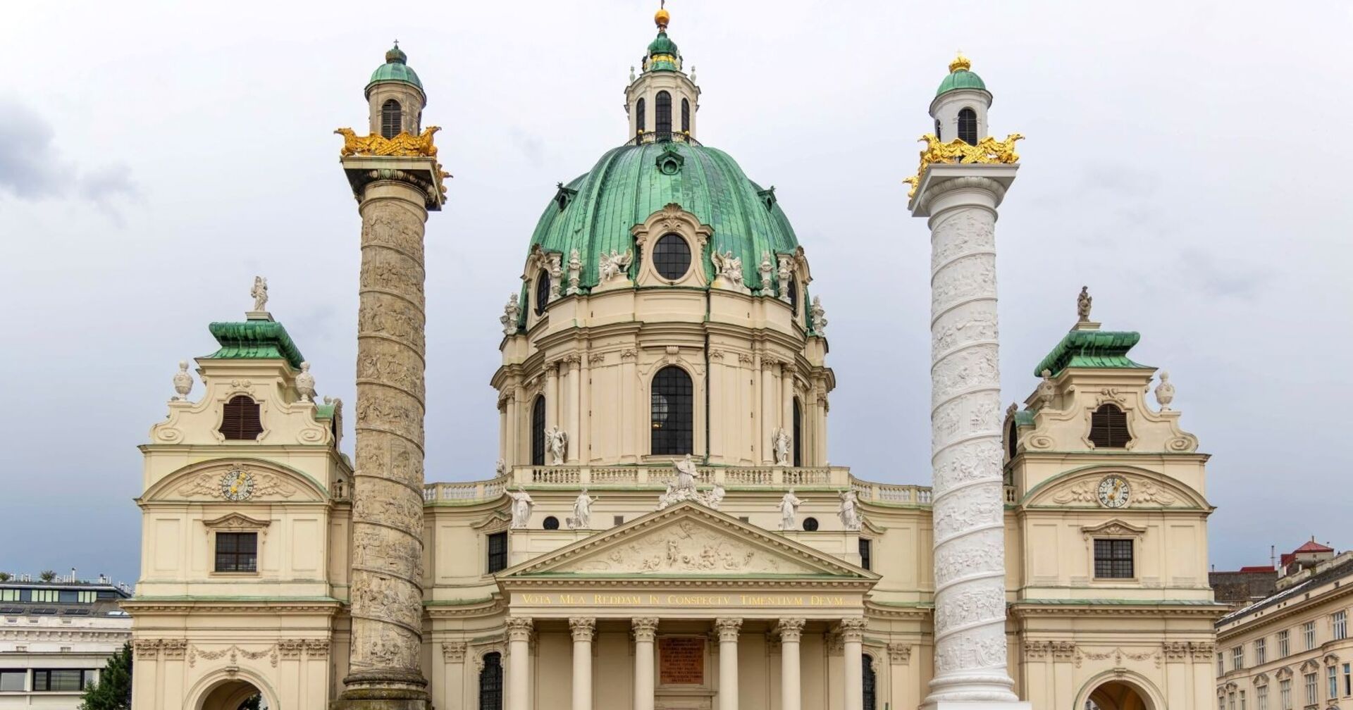 Panoramafoto der Wiener Karlskirche