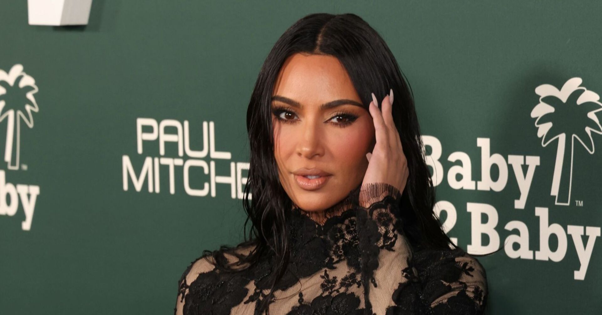 Kim Kardashian fasst sich in die Haare