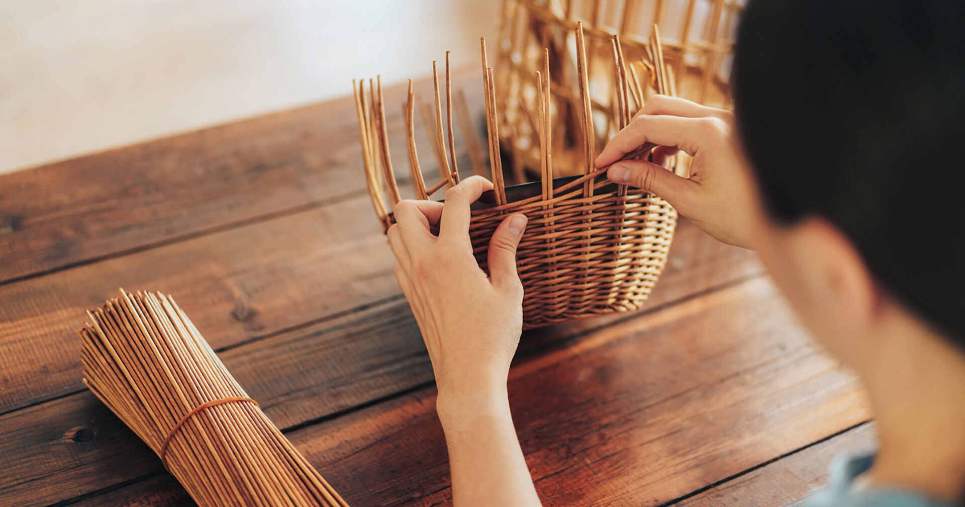 Frau flechtet einen Korb | Credit: iStock.com/Nestea06