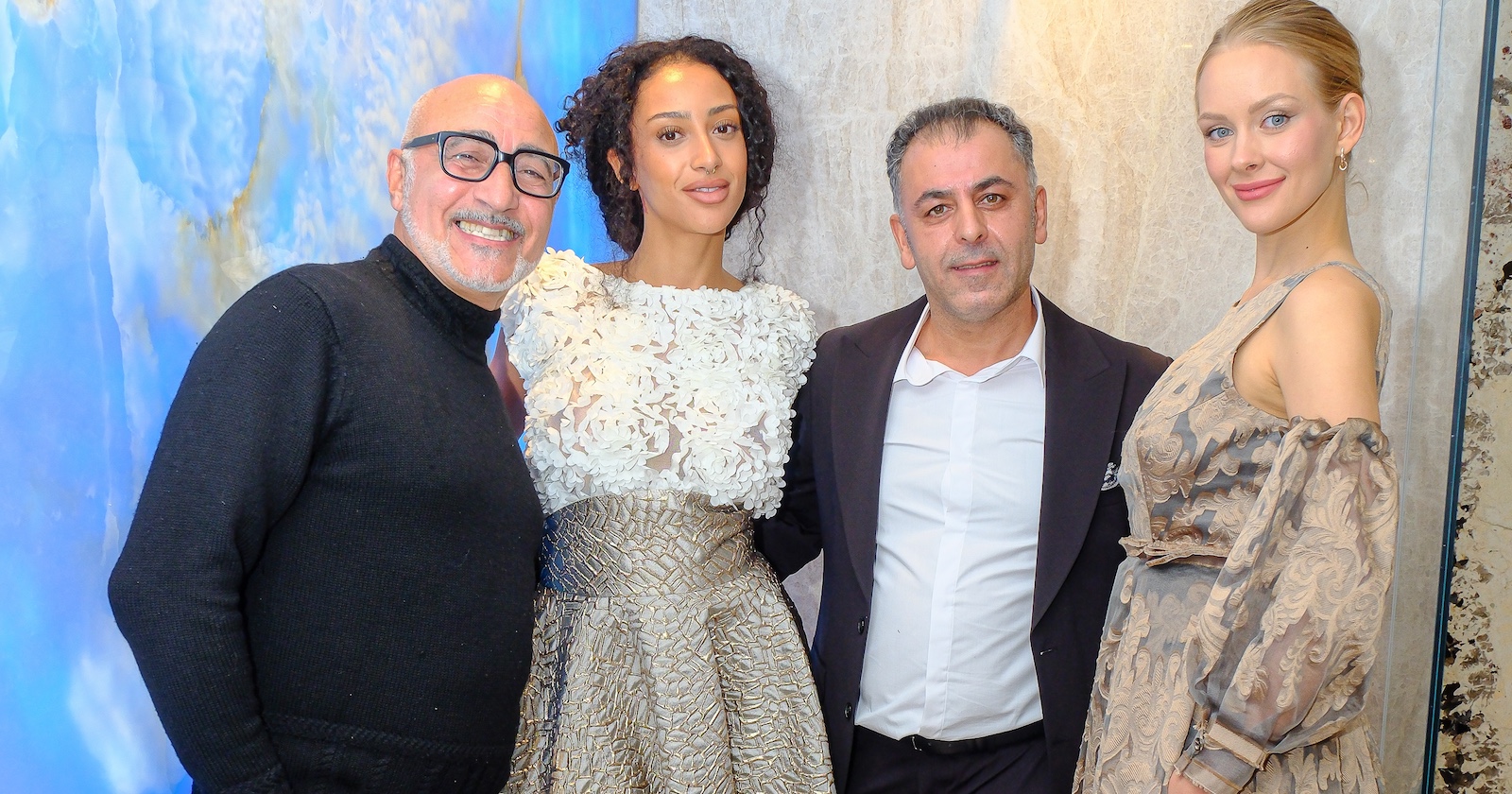 Models, Designer und Geschäftsführer unter der Dusche