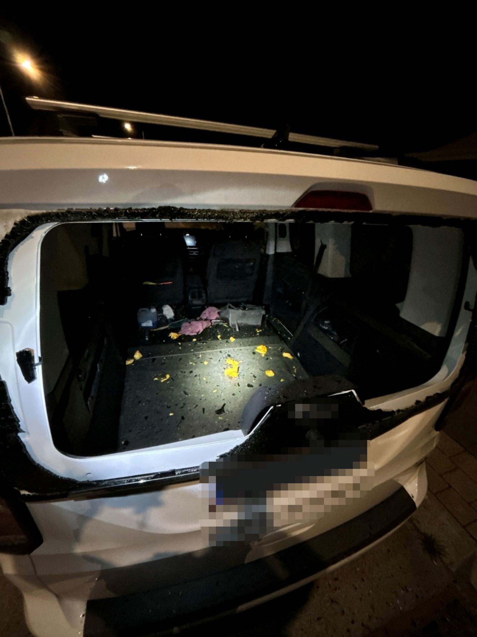 Eine eingeworfene Heckscheibe nach einer Kürbisattacke in Bruck an der Leitha.