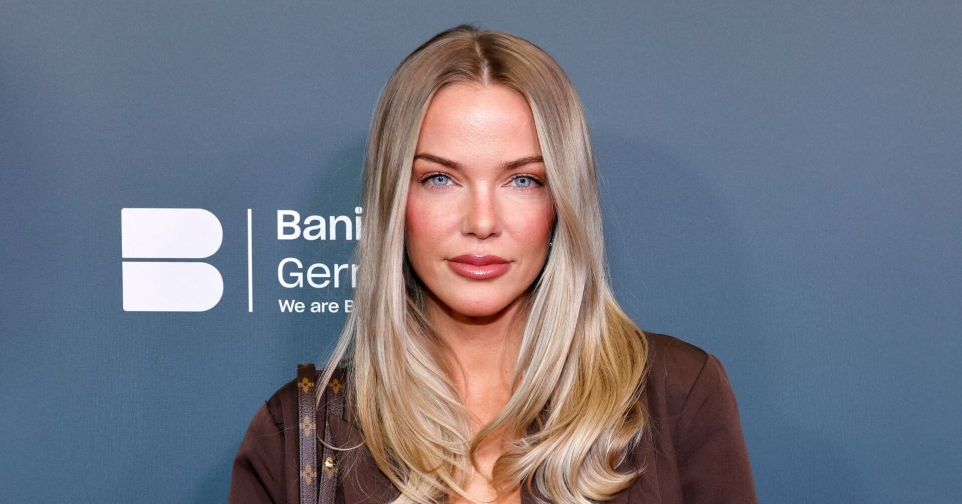 Laura Maria Rypa mit braunem Blazer