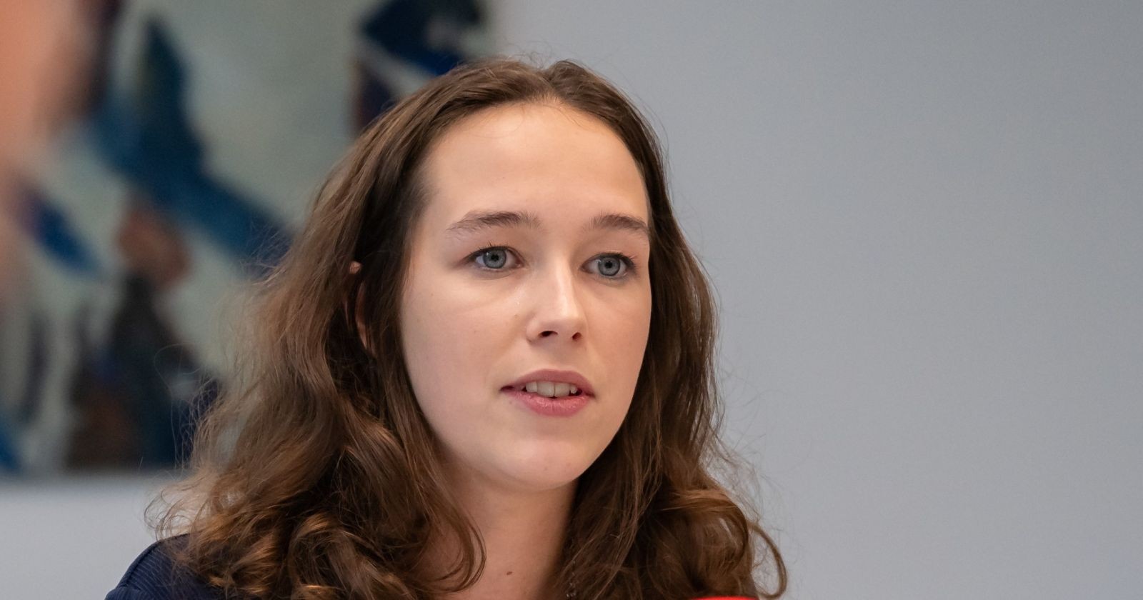 Lena Schilling bei einem Pressetermin, sprechend