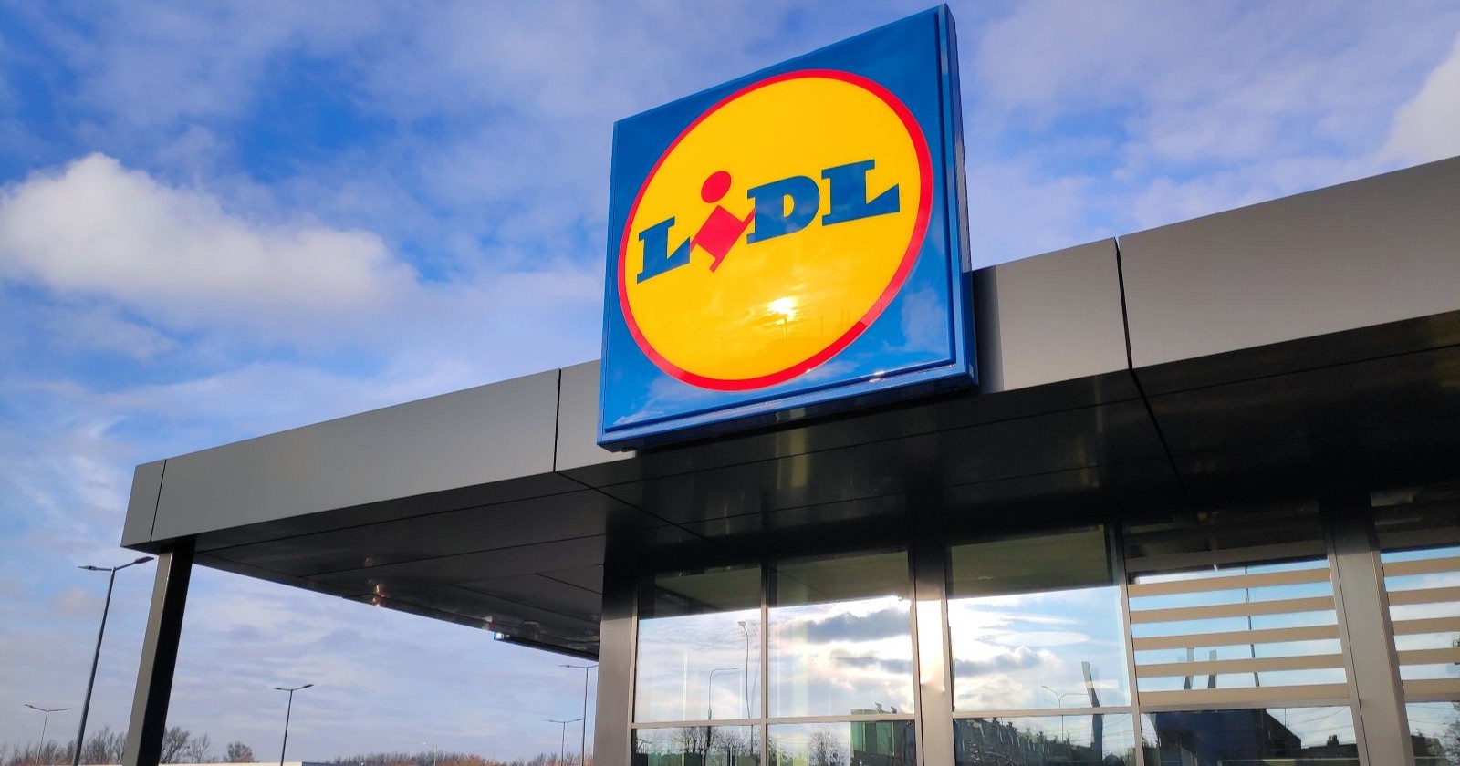 Außenansicht einer Lidl-Filiale an einem sonnigen Tag