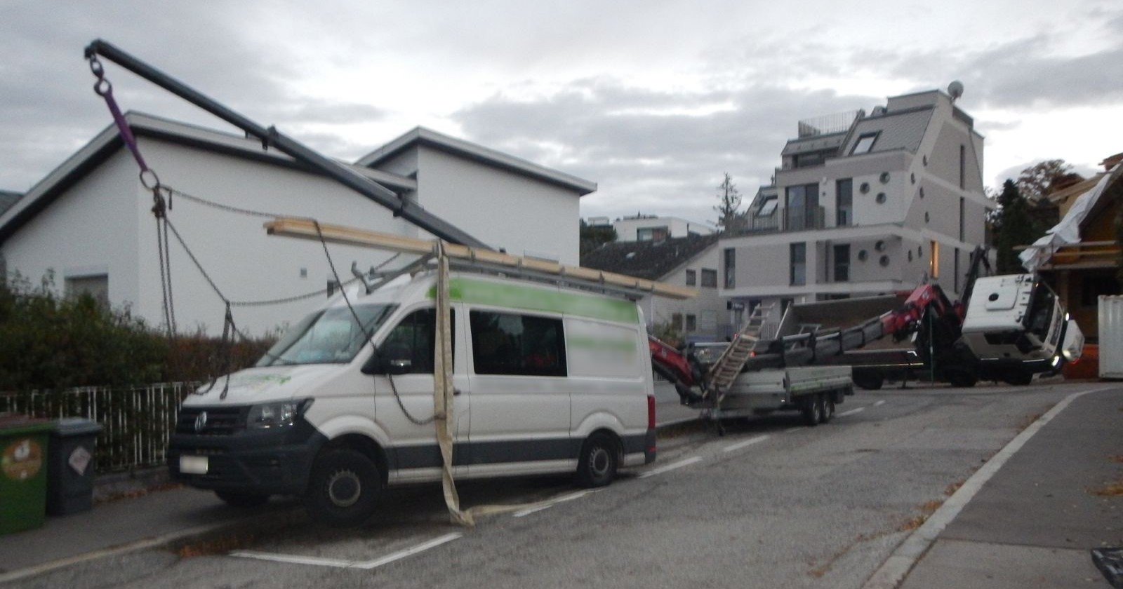 Umgekippter Lkw in der Löfflergasse im 13. Wiener Gemeindebezirk