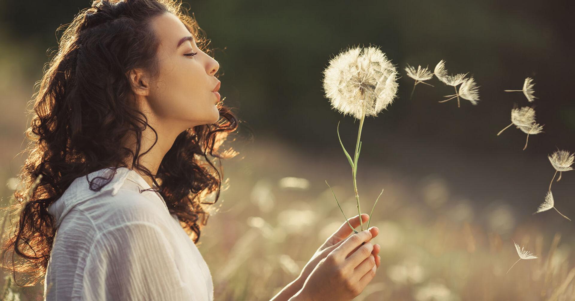 Frau pustet Blüte weg | Credit: iStock.com/Dmytro Buianskyi
