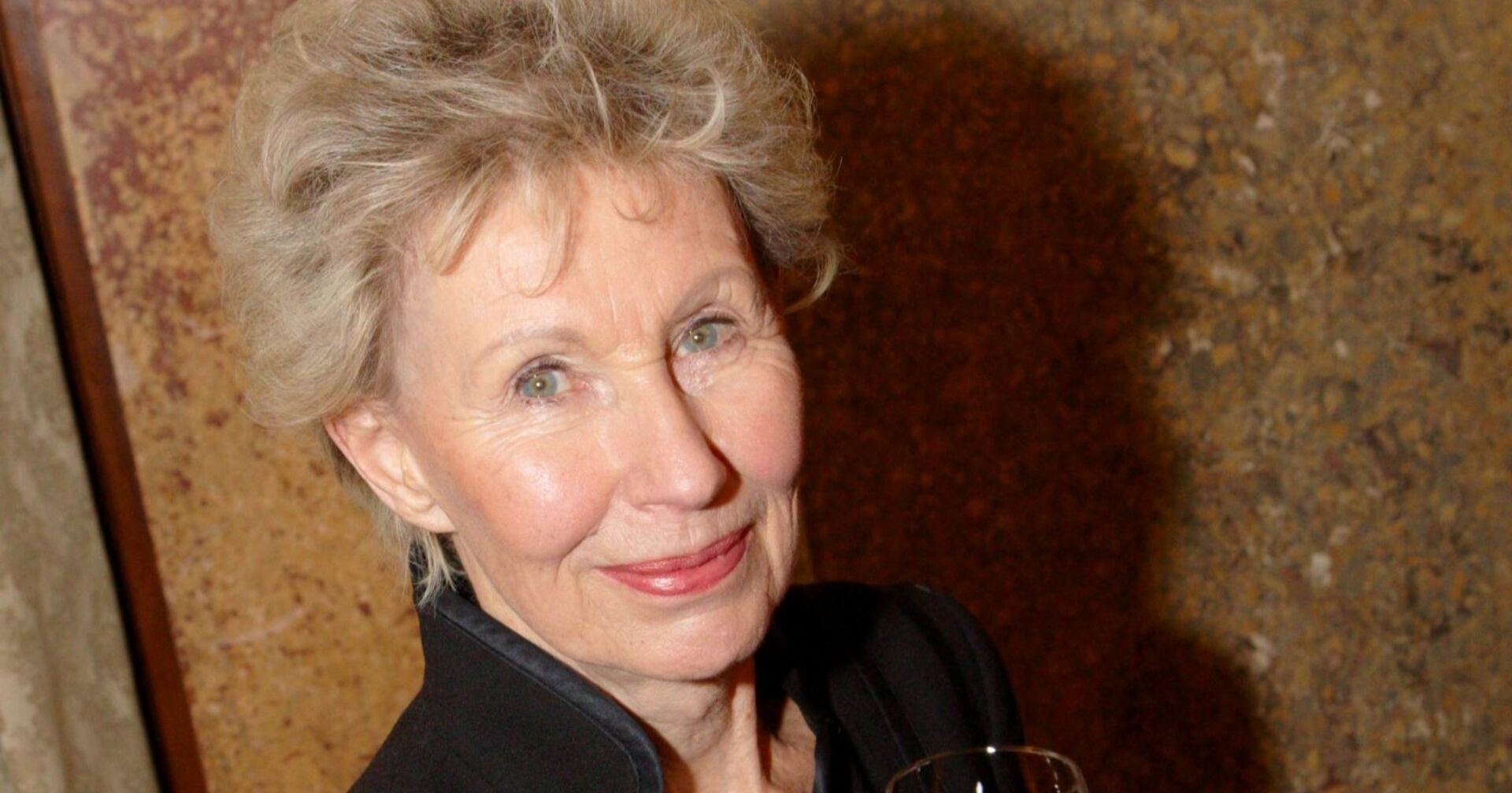 Schauspielerin Lotte Ledl lächelt