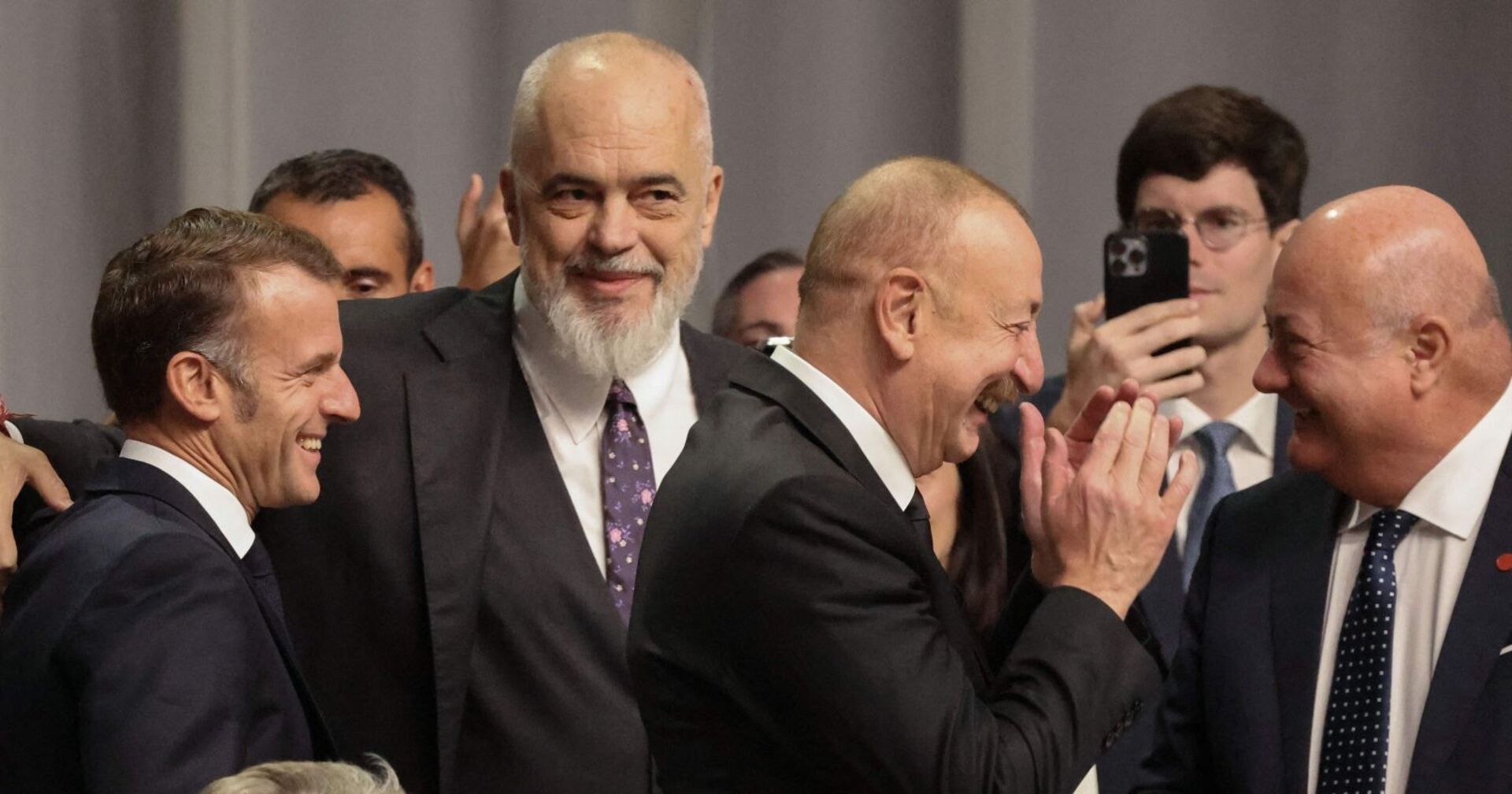 Macron, Rama, Aliyev und Stocker lachen während des EU-Gipfels in Kopenhagen über einen Scherz zu Donald Trump.