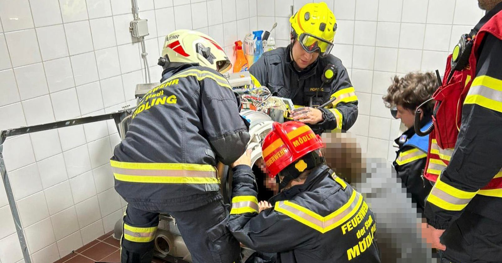 Freiwillige Feuerwehr Mödling bei einem Einsatz, wo sie eine 13-Jährige aus dem Trockner befreien