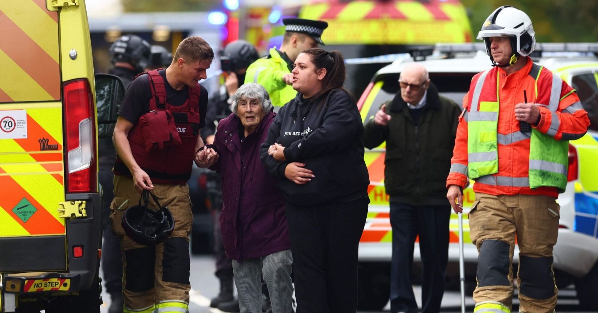 Traumatisierte Menschen und Einsatzkräfte im britischen Manchester am 2.10.2025 nach einem Angriff auf eine Synagoge