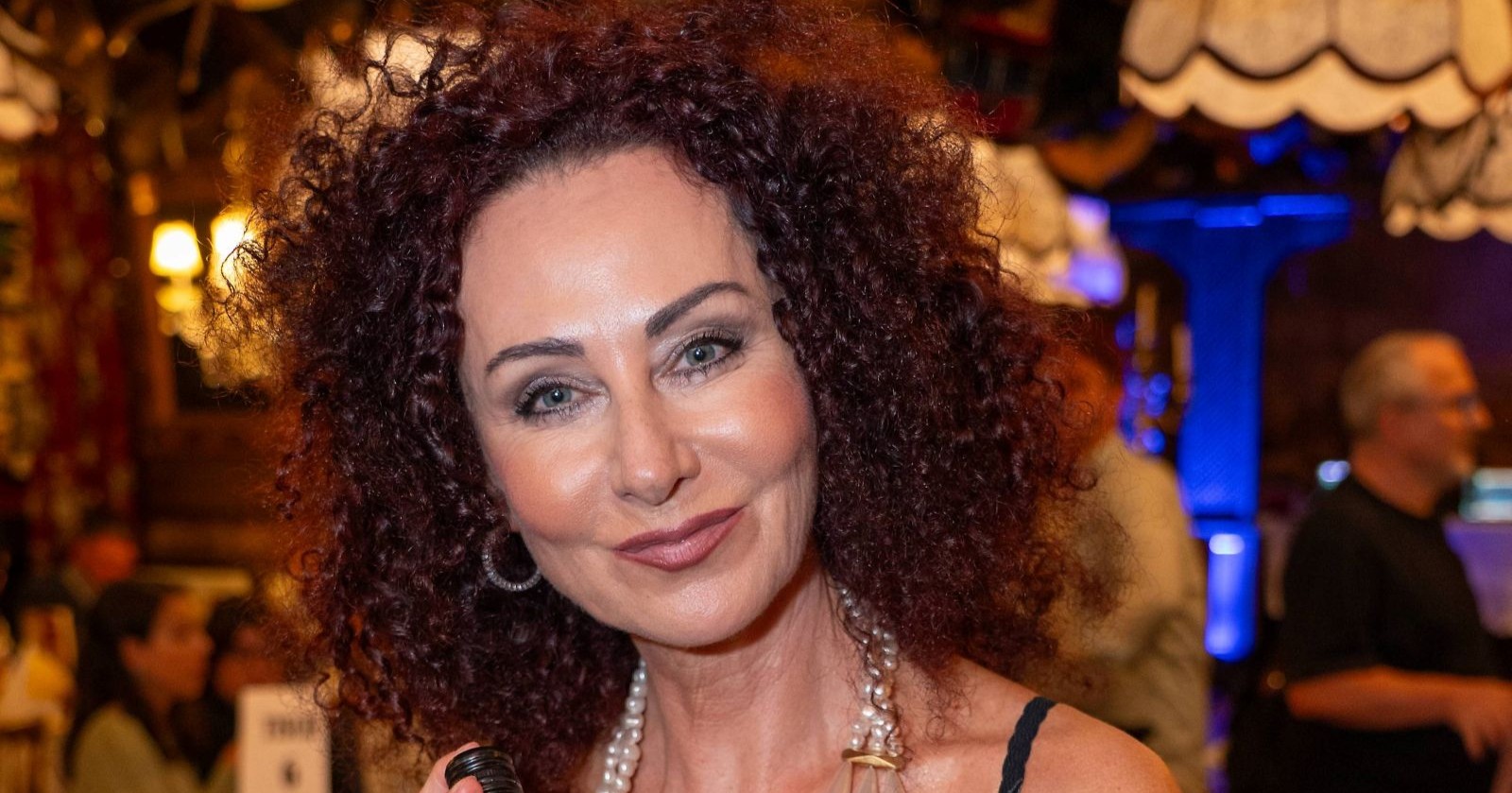 Christina Lugner mit leichtem Lächeln