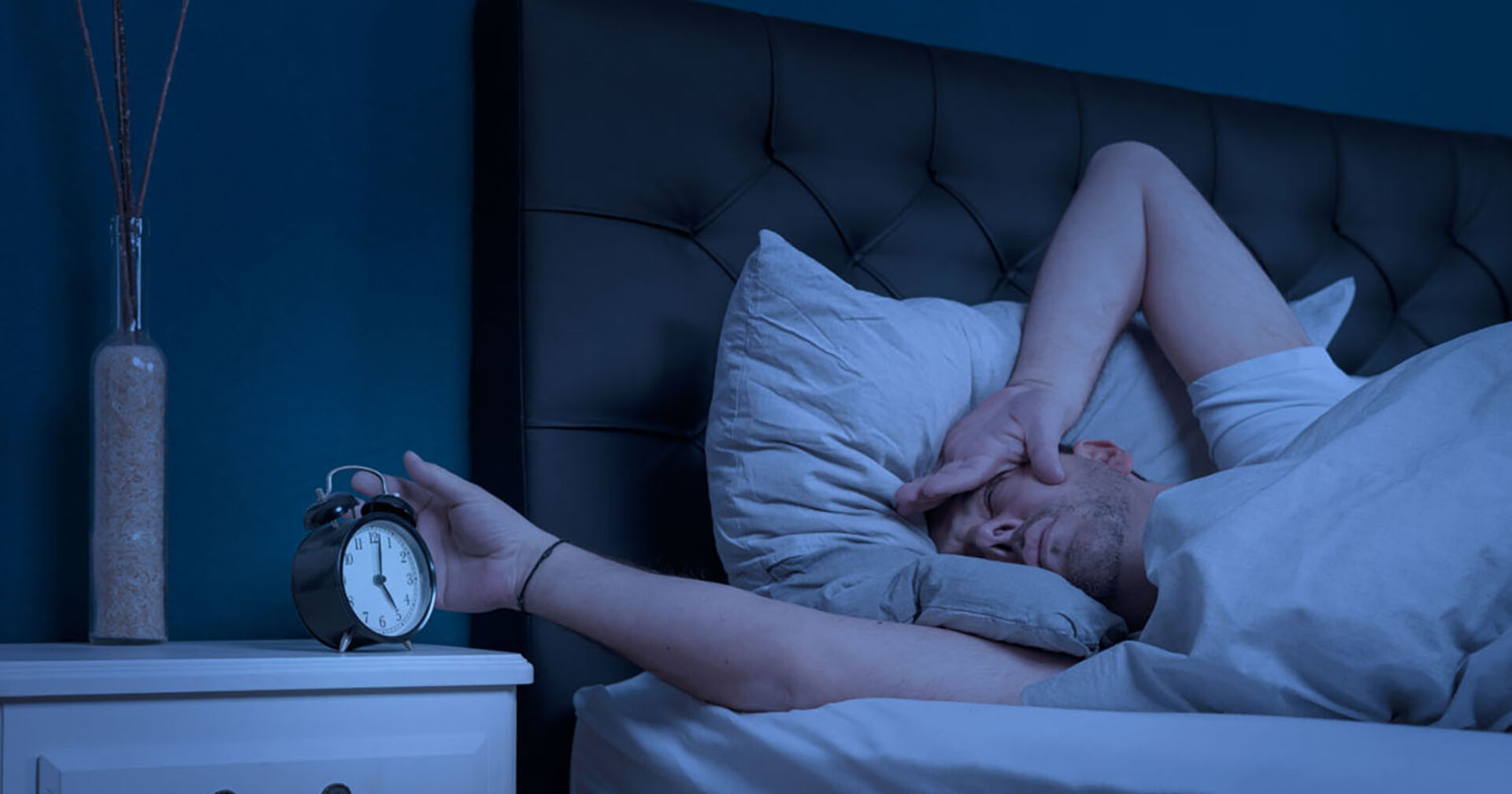 Mann liegt wach im Bett | Credit: Jens Rother – stock.adobe.com