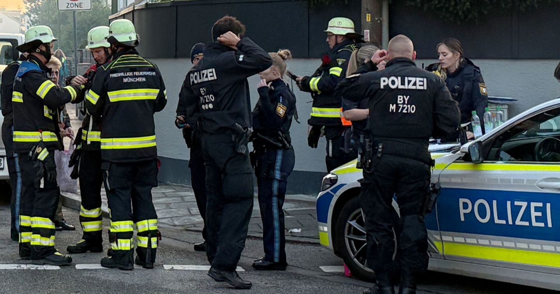 Einsatzkräfte von Polizei und Feuerwehr in München bei einem Großeinsatz nach Explosionen und Sprengfallen in der Lerchenauer Straße.