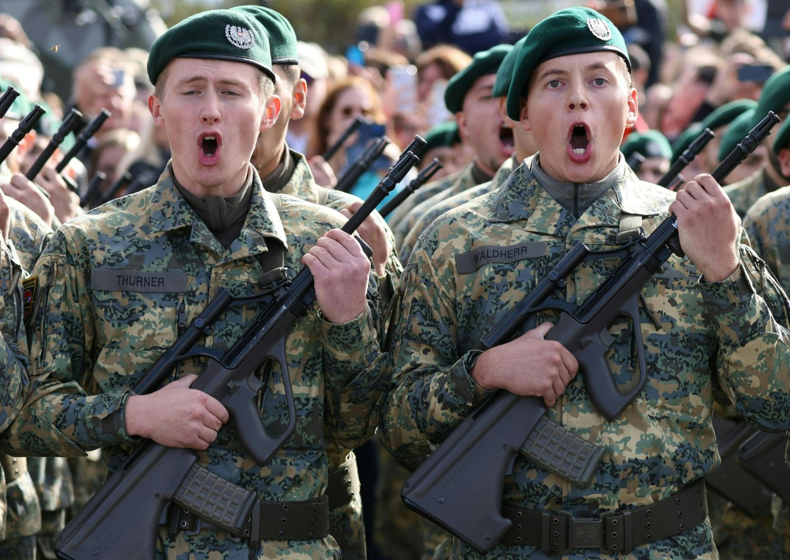Nahaufnahme von zwei Rekruten bei der Angelobung am Heldenplatz, wie sie laut &quot;ich gelobe!&quot; rufen.