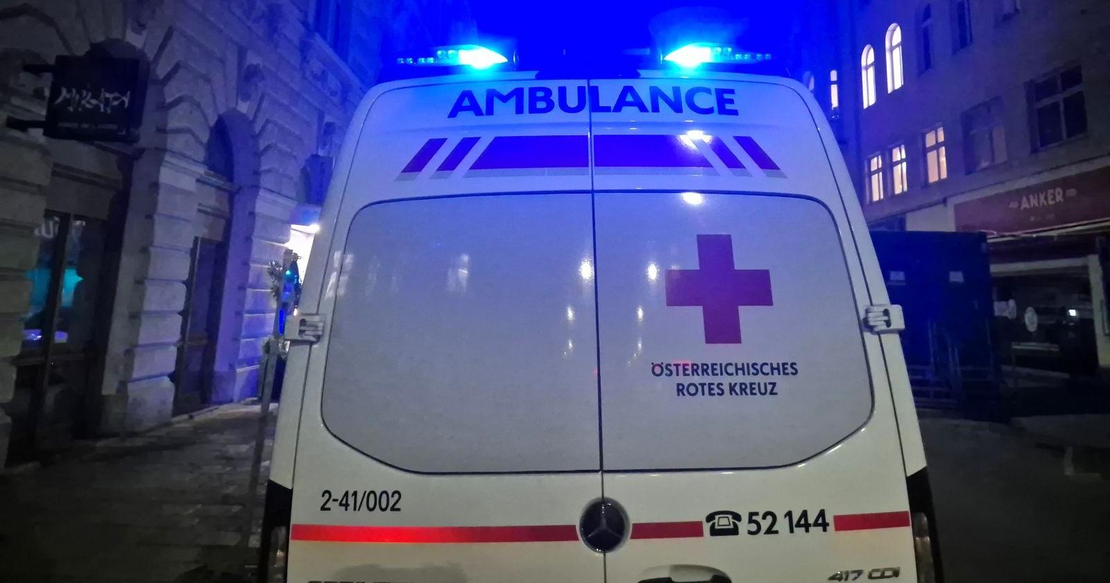 Ansicht eines Rettungswagens mit eingeschalteter Sirene