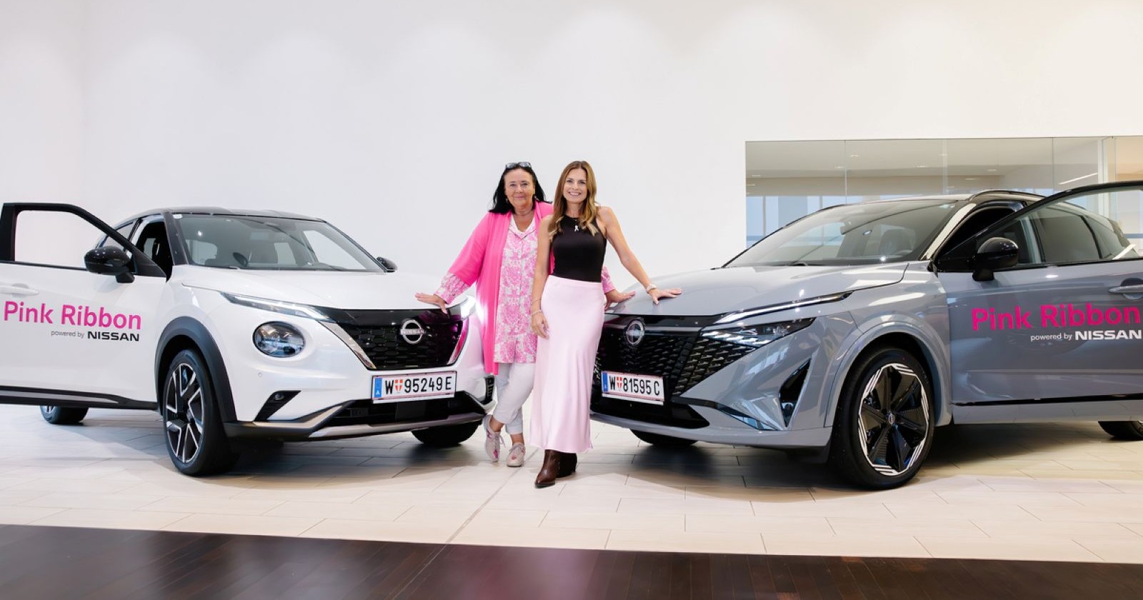 Doris Kiefhaber, Geschäftsführerin der der Österreichischen Krebshilfe, und Bettina Weniger-Assinger, Pink Ribbon Botschafterin, mit Nissan Juke und Nissan Qashqai.