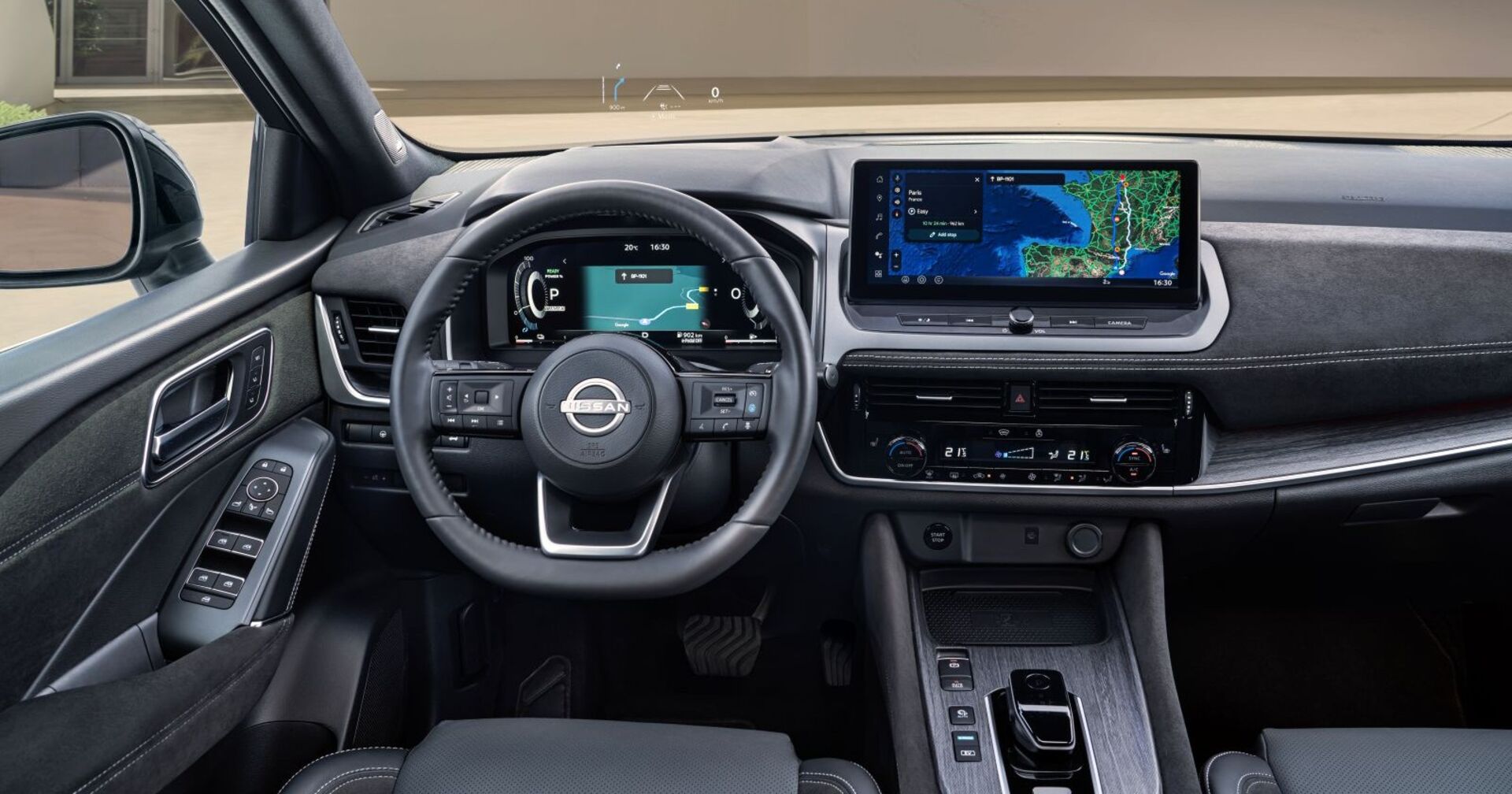 Das Innenleben des Nissan Qashqai: Sitze und Lenkrad sind in einem hellen schwarz gestaltet, in der Mitte ist ein Display zu sehen.