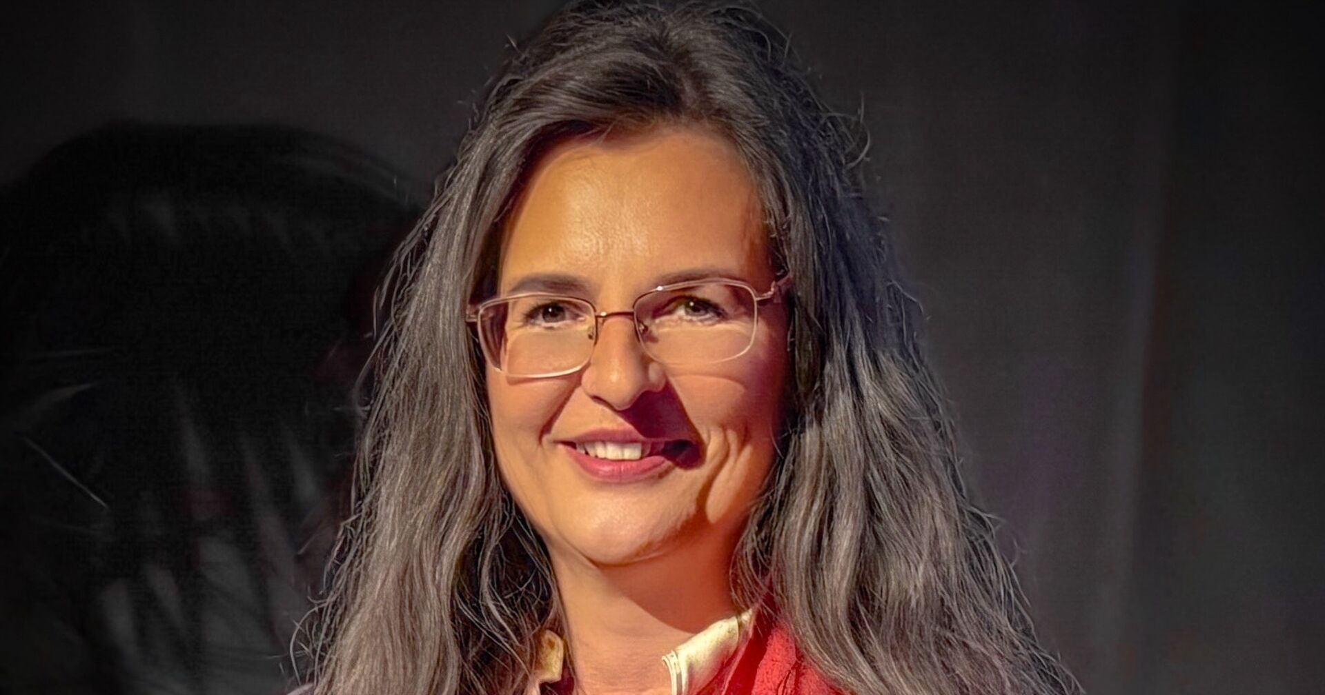 Gabriela Maria Straka mit offenen Haaren und Brille