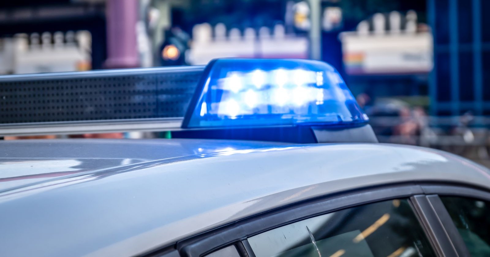 Eingeschaltetes Blaulicht auf einem Polizeiwagen