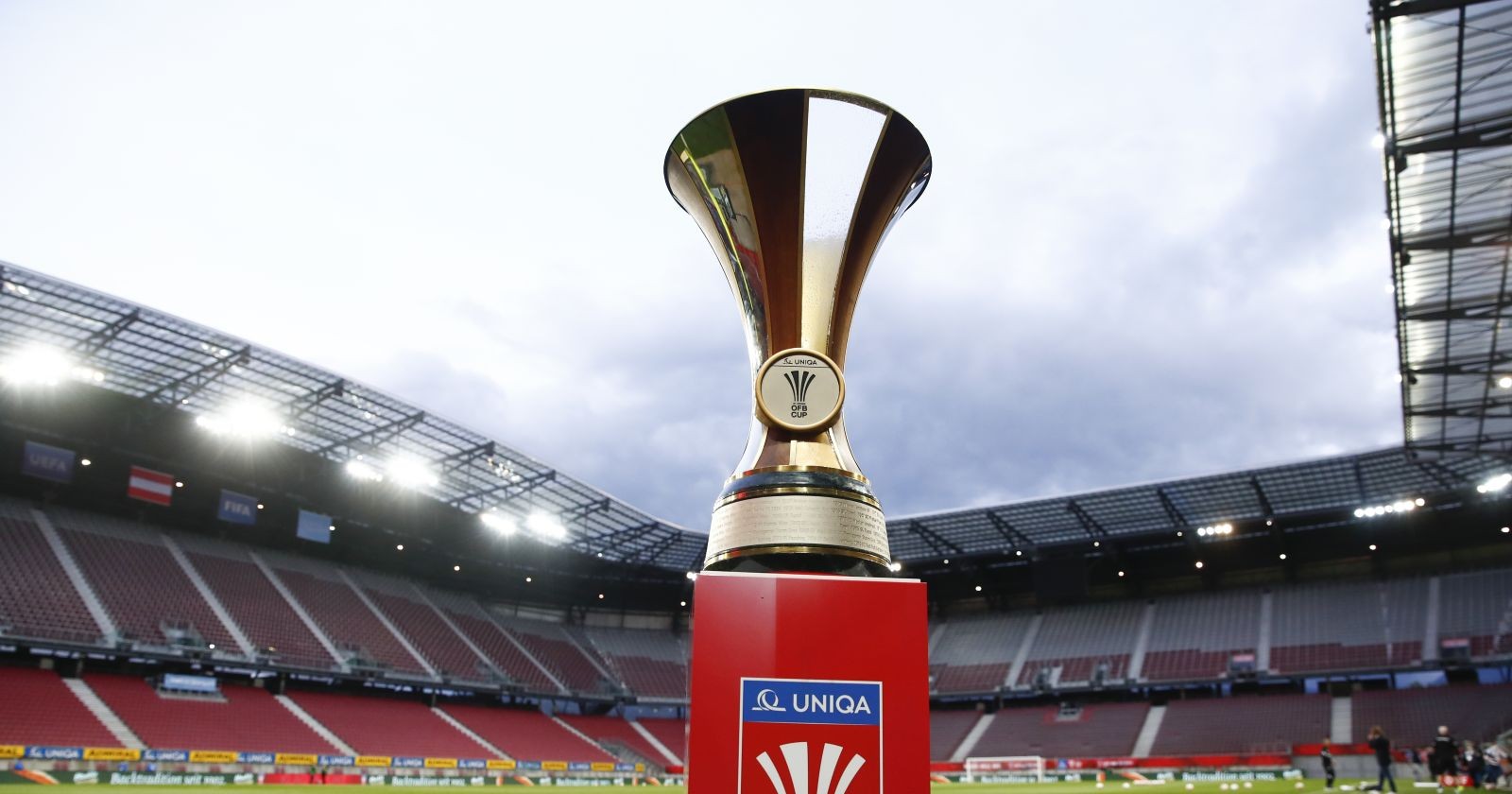 ÖFB-Cup-Trophäe im Klagenfurter Wörthersee Stadion, im Hintergrund ist die Flutlicht-anlage eingeschaltet