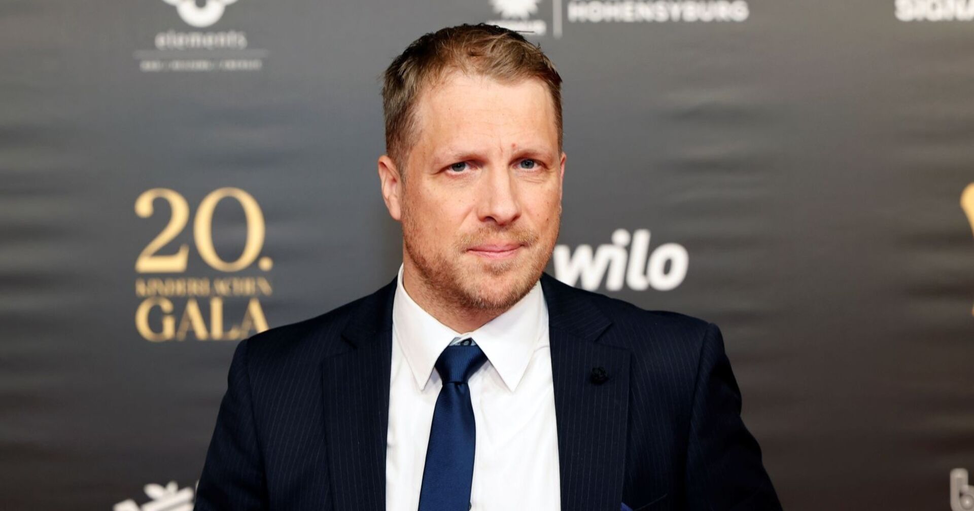 Oliver Pocher mit ernstem Gesichtsausdruck