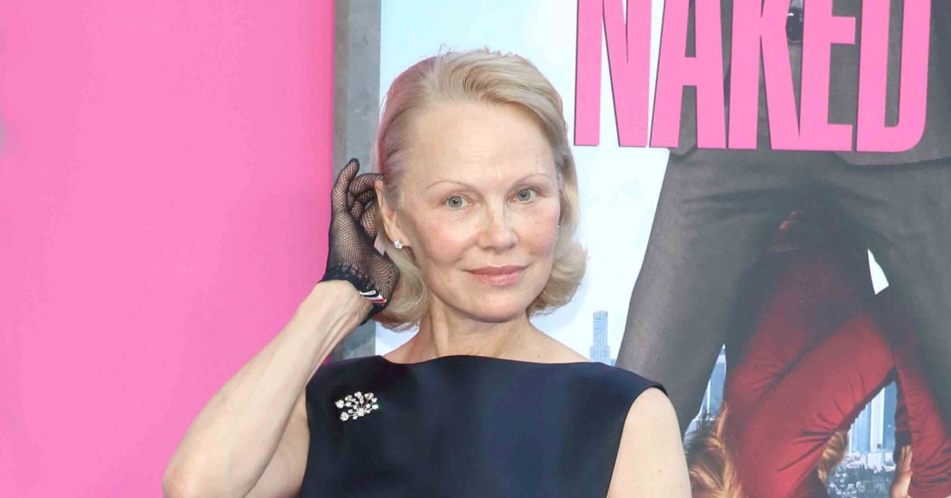 Pamela Anderson mit schwarzen Handschuhen