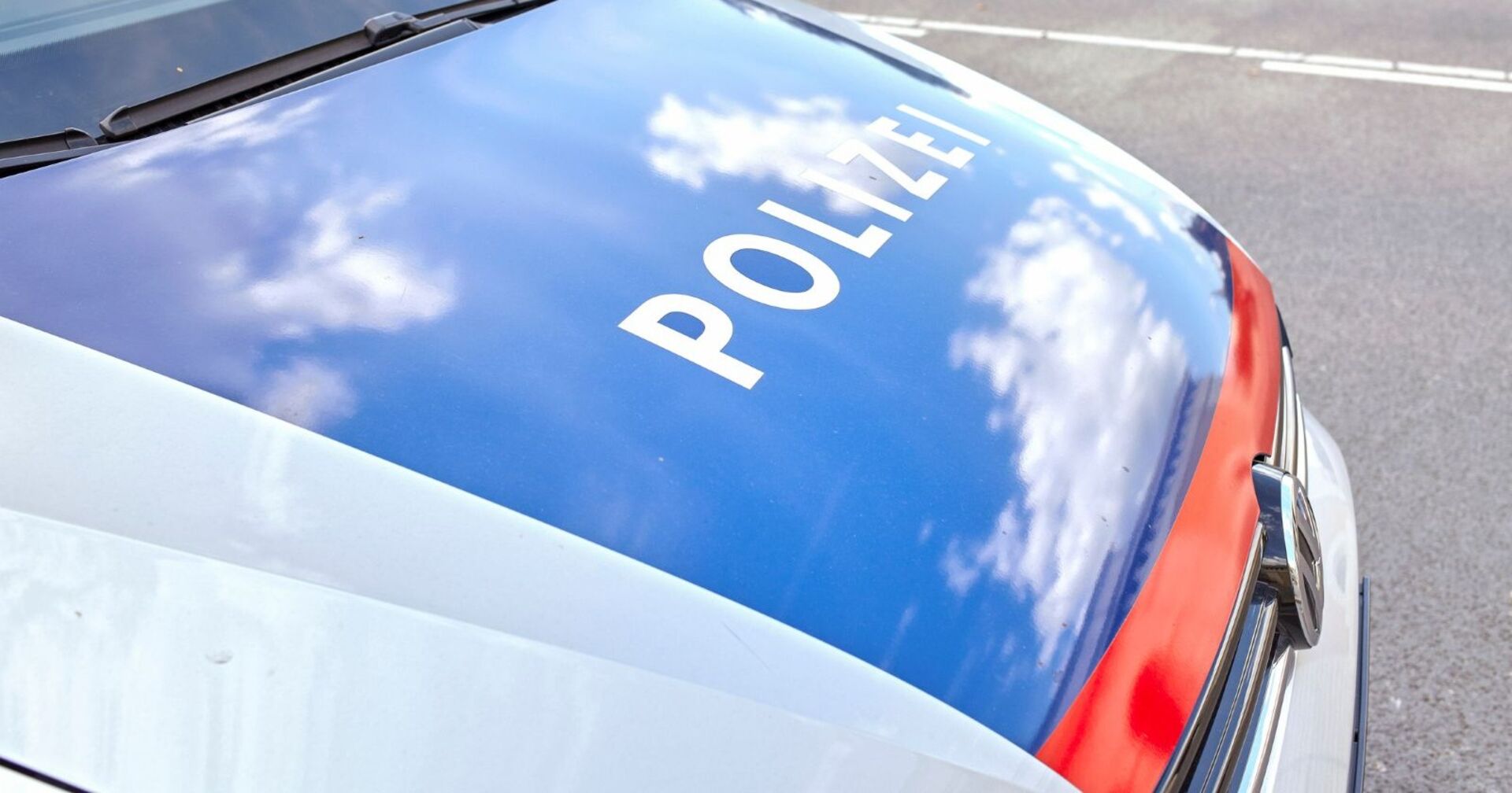 Motorhaube eines Polizeiwagens in der österreichischen Bundeshauptstadt Wien im Jahre 2016