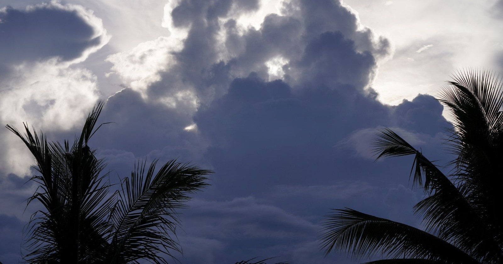 Gewitterwolken ziehen in der Regenzeit in Asien auf und geben den Landwirten den Regen, den sie für den Anbau von Reis und anderen Feldfrüchten benötigen