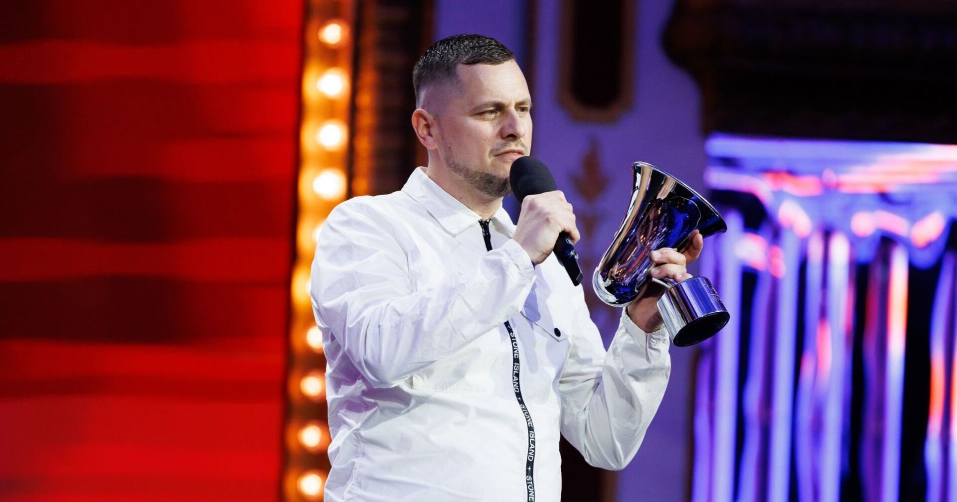 Pireli auf der Bühne mit Mikrophon