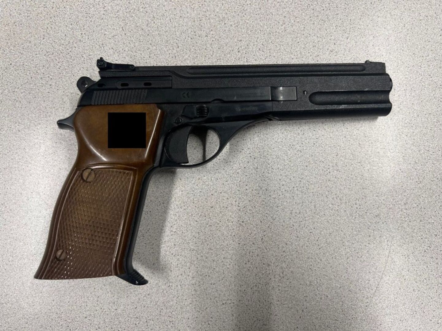 Eine Spielzeugpistole auf einem weißen Hintergrund