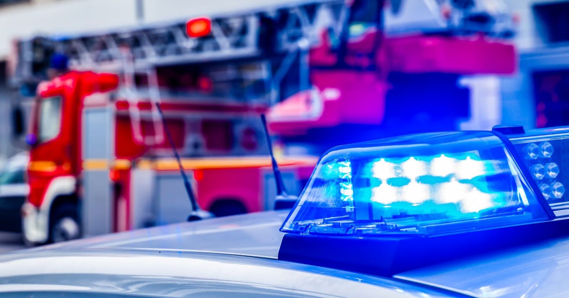 Sirene eines Polizeiwagens, welcher vor einem Feuerwehrwagen steht