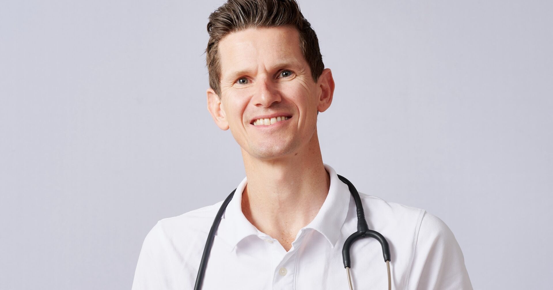 Dr. Robert Fritz mit einem Stethoskop um den Hals