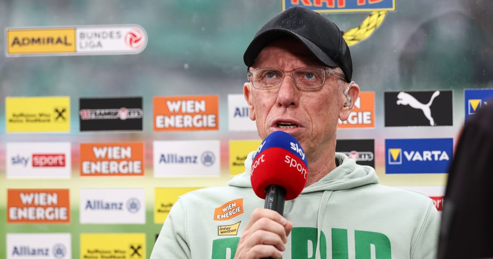 Rapid Wien-Trainer Peter Stöger bei einem Fernseh-Interview des Fernsehsenders Sky