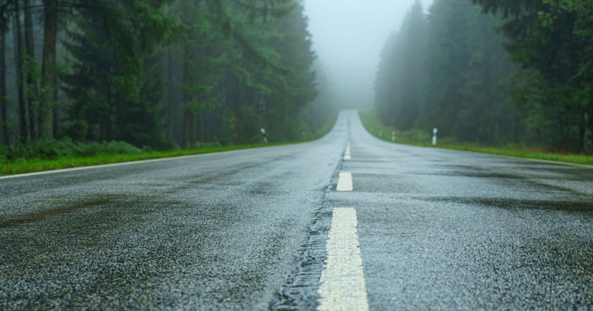 Eine regennasse Strasse