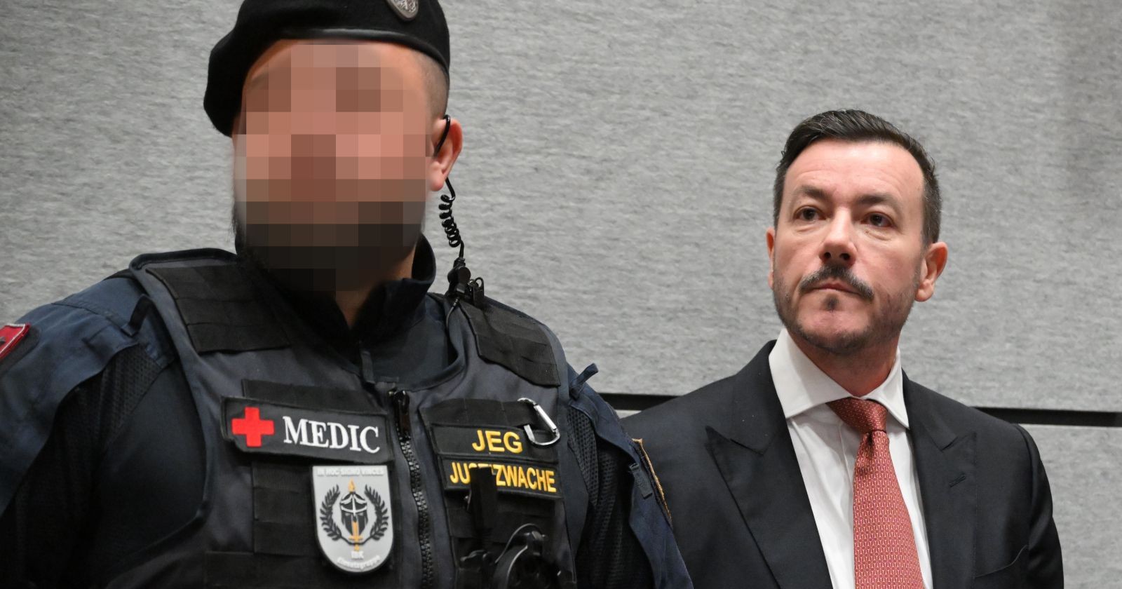 Beginn des Prozesses gegen den Signa-Gründer Rene Benko wegen des Vorwurfs der betrügerischen Krida, am Dienstag, 14. Oktober 2025, im Landesgericht Innsbruck. Im Bild: Rene Benko bei Prozessbeginn