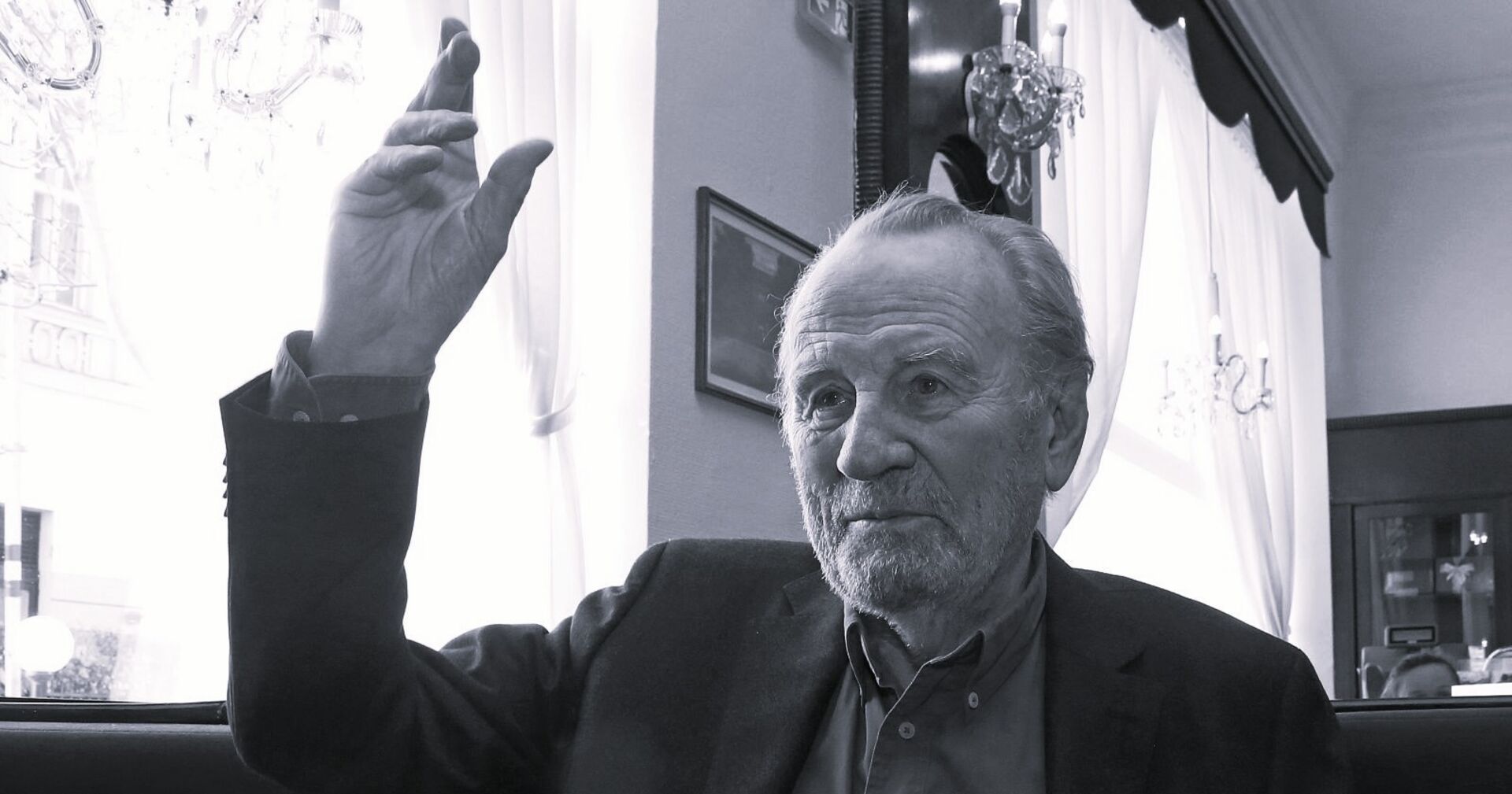 Interview des Kurier mit Burgschauspieler Rudolf Melichar im Cafe Dommayer in der Dommayergasse 1 in Wien-Hitzing am 14.02.2018