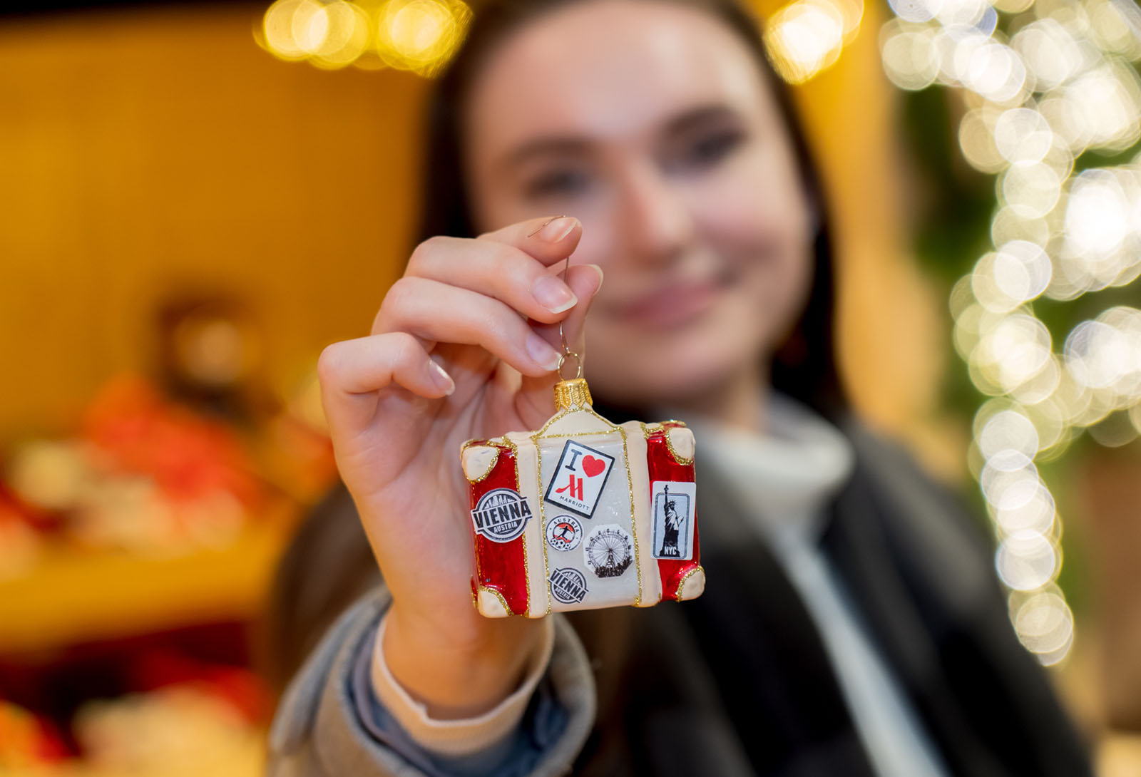 Frau hält Christbaumschmuck in der Hand | Credit: Vienna Marriott Hotel
