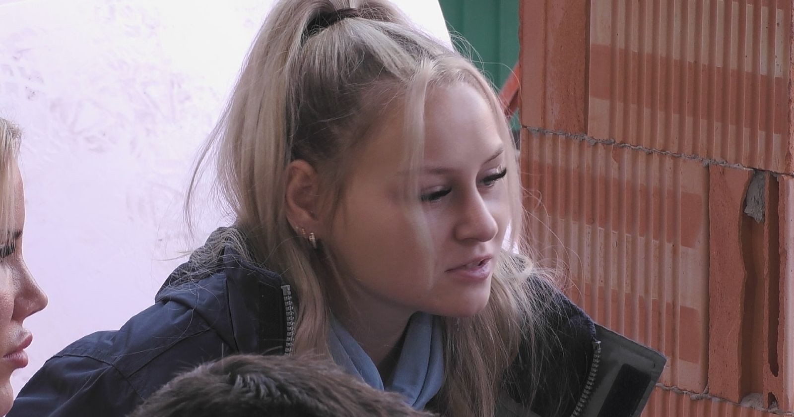 Sarah-Jane Wollny mit ernstem Gesichtsausdruck