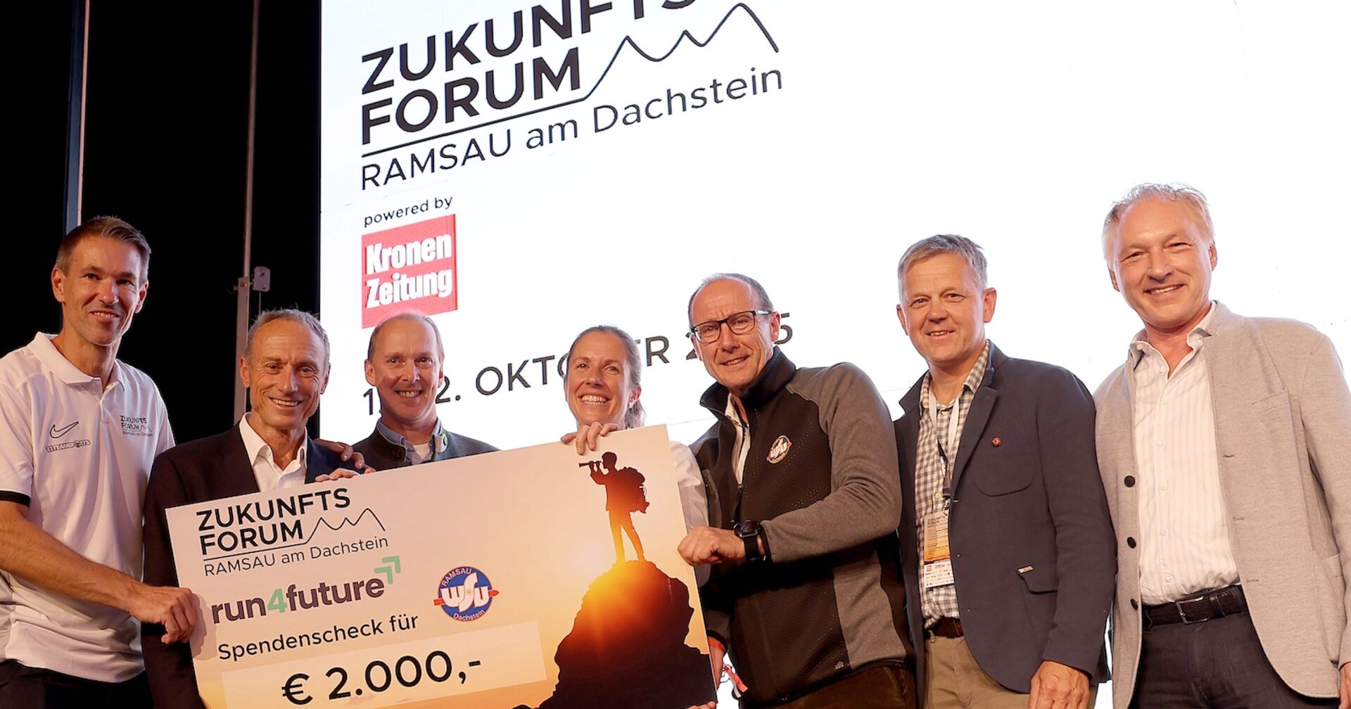 Organisatoren und Partner des Zukunftsforums mit Spendencheck auf der Bühne