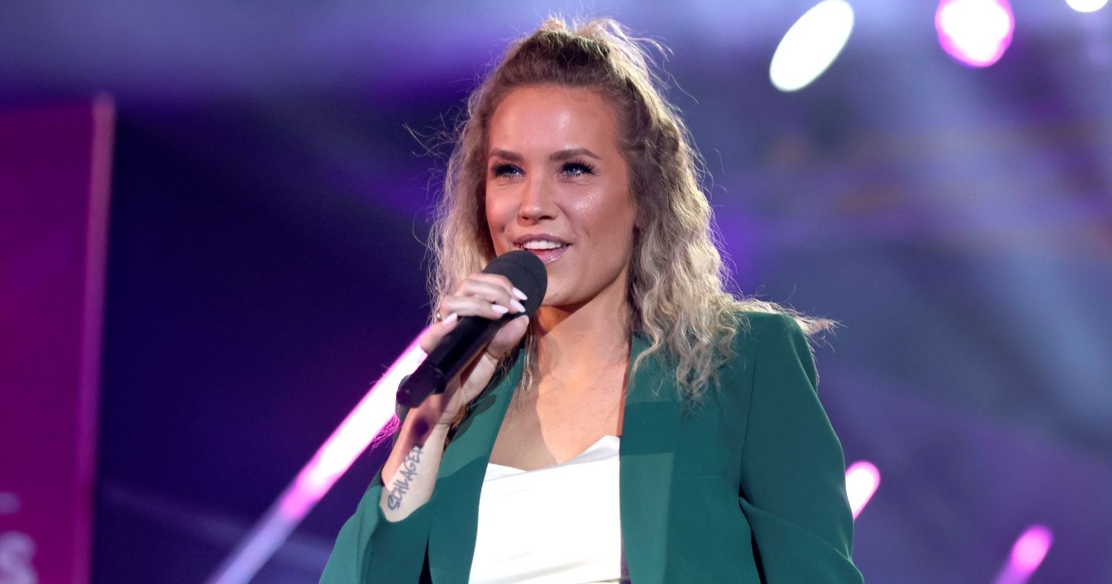 Sonia Liebing mit einem Mikrophon in der Hand