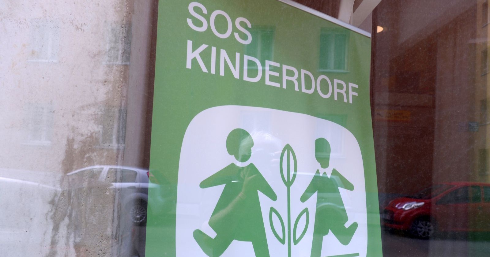 das Logo des &quot;SOS-Kinderdorf&quot; in einem Schaufenster, aufgenommen am Donnerstag, 06. Mai 2021, in Wien