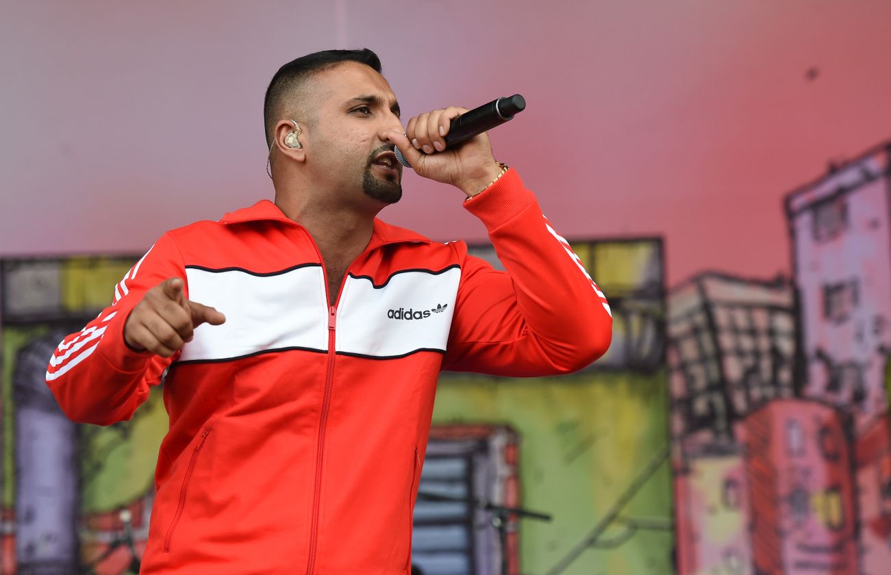 Rapper SSIO mit roter Jacke auf der Bühne