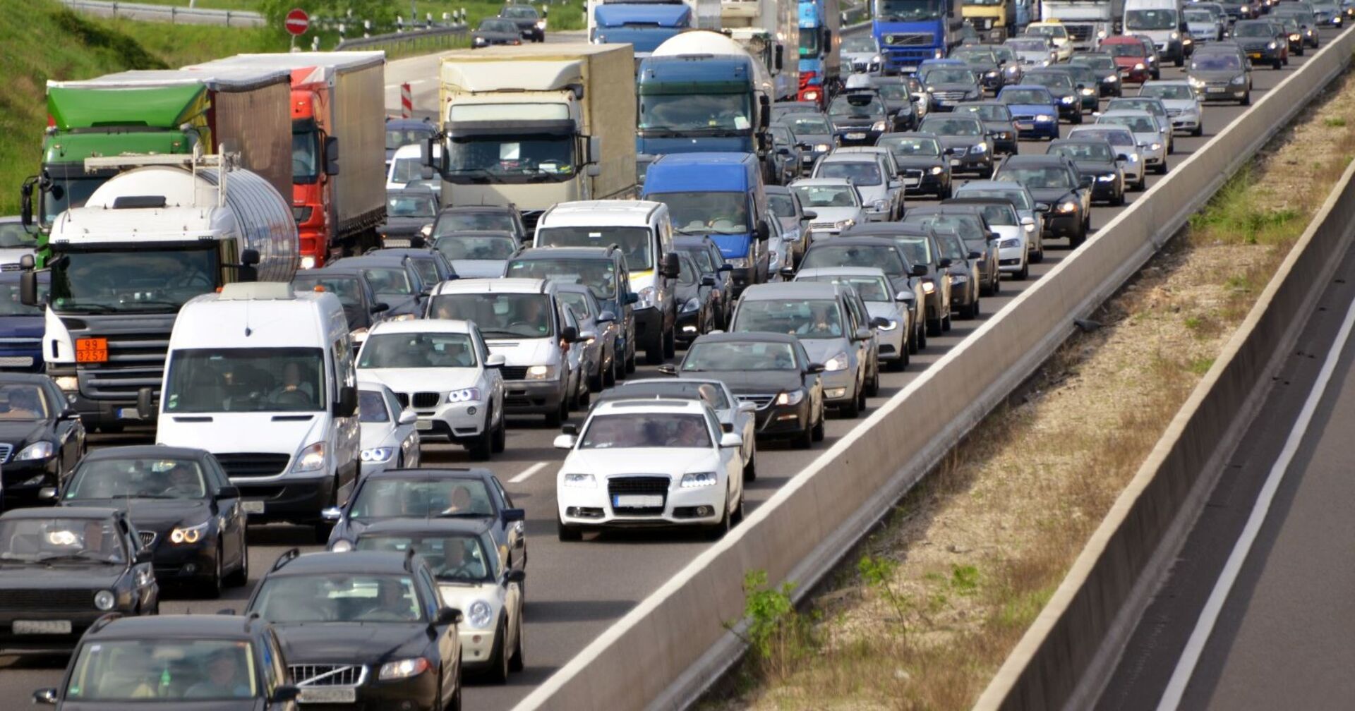 Langer Stau auf einer Autobahn, Kolonnen von Fahrzeugen stehen auf der Straße