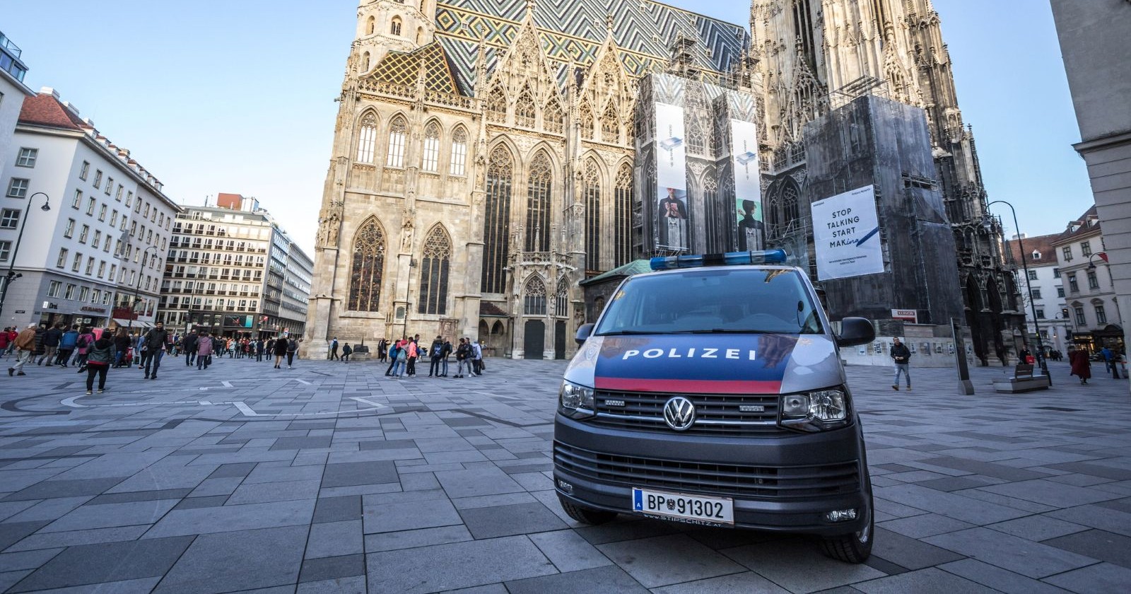 Bild eines österreichischen Polizeiautos, das vor dem Stephansplatz im Stadtzentrum von Wien, Österreich, steht