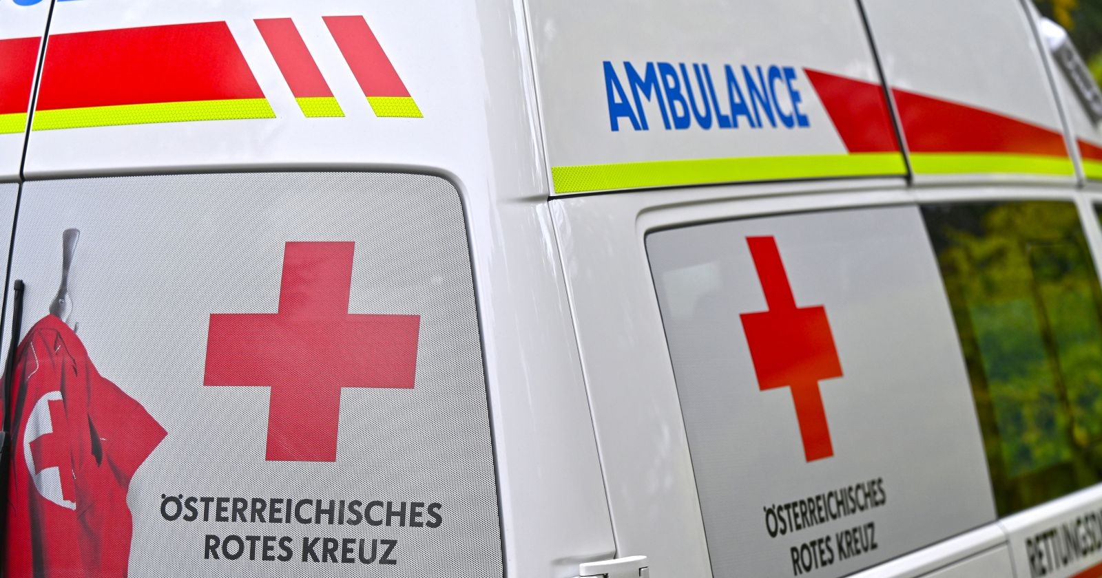 Heckansicht eines Rettungswagens des österreichischen Roten Kreuzes