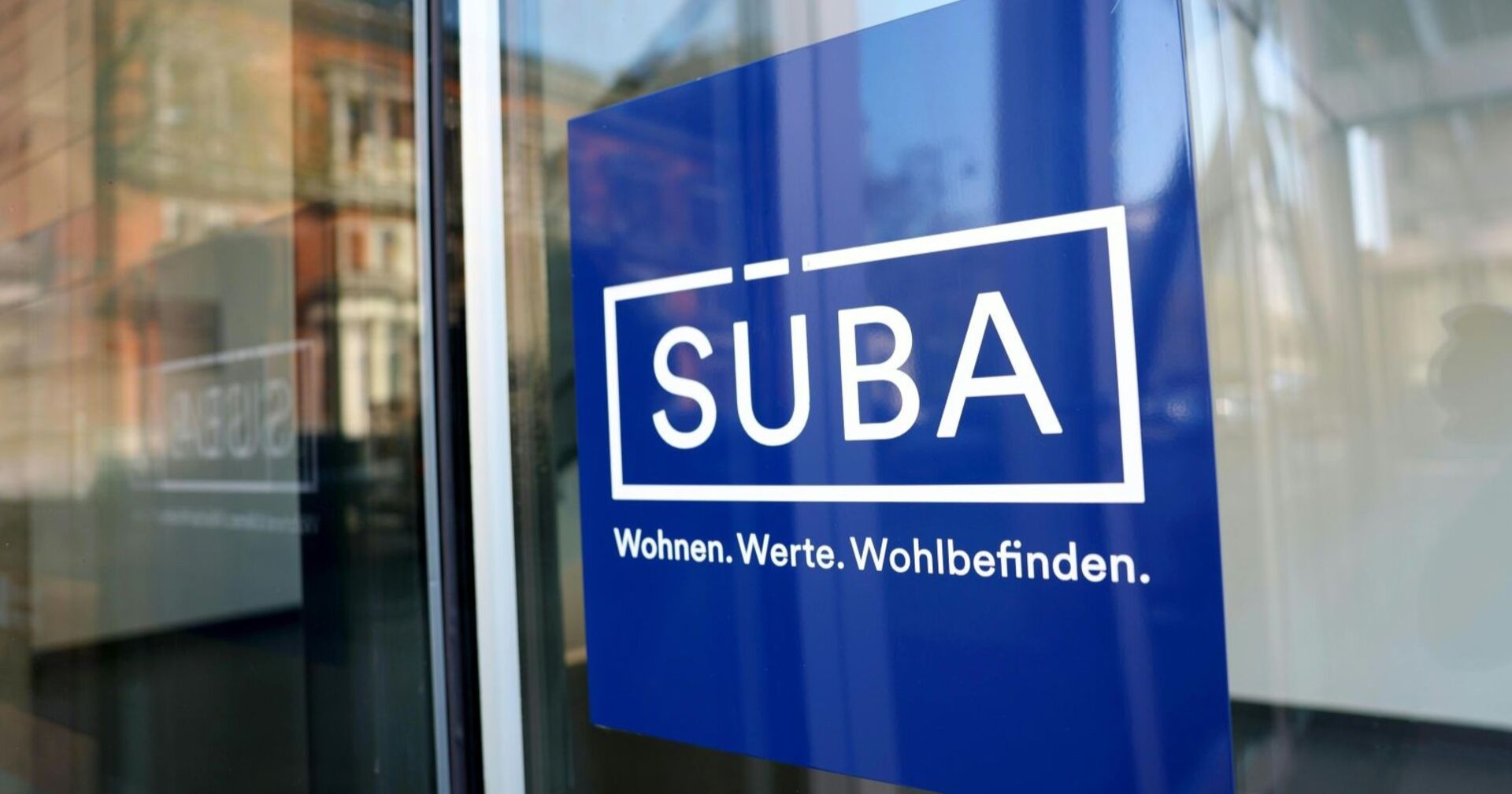 Logo der Süba AG an einer Glastür in Wien, das Immobilienunternehmen von Klemens Hallmann ist insolvent.
