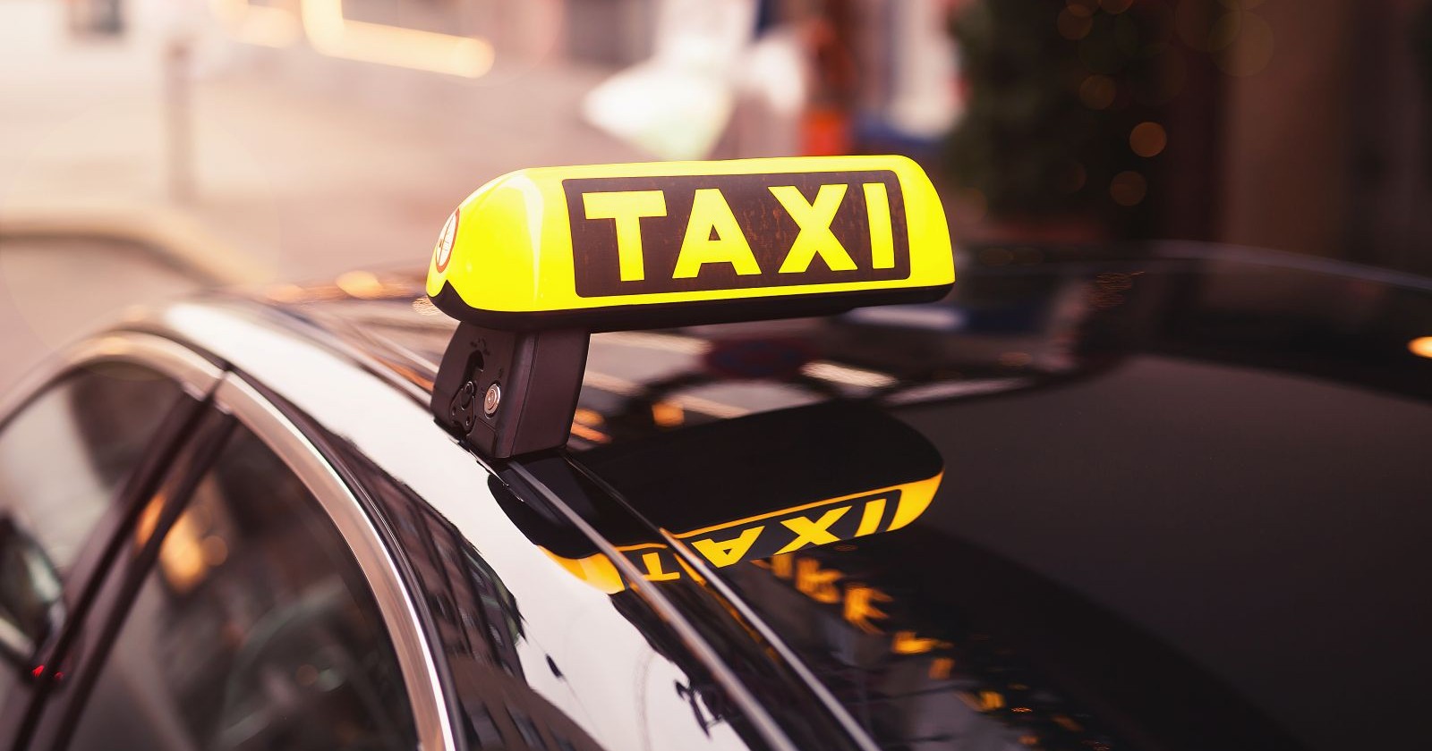Das gelbe Zeichen auf einem Taxi.