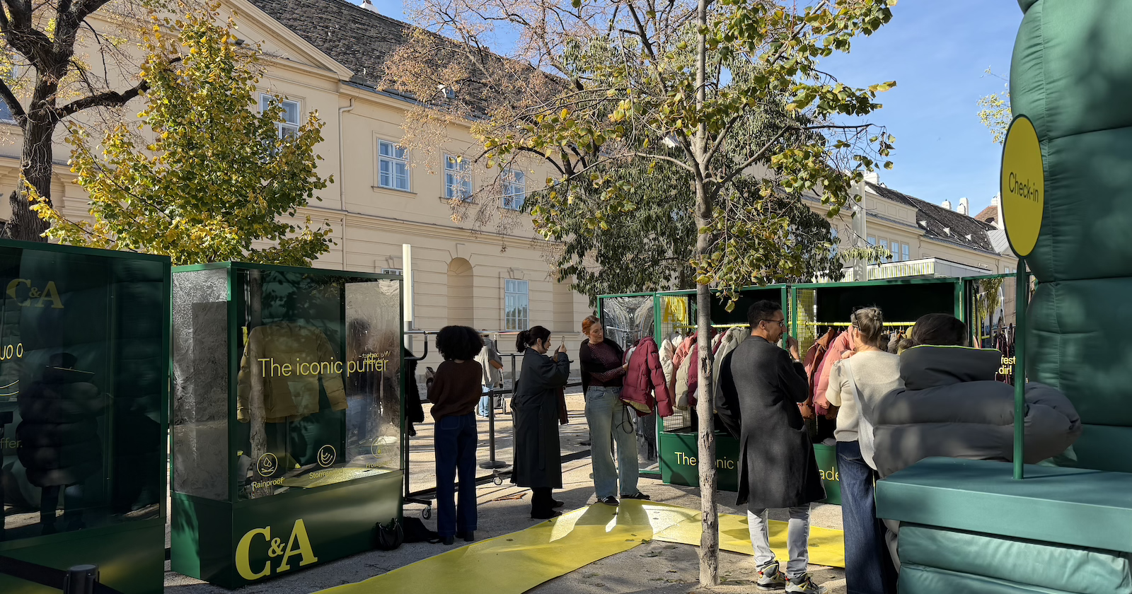 C&amp;A Werbefläche vor dem MQ